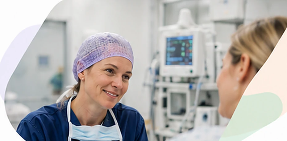 Anesthesieprofessional in gesprek met een patiënt in een behandelruimte